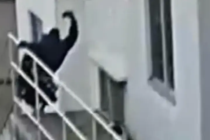   Adolescente é agredido com voadora por morador de condomínio em Valparaíso. Vídeo