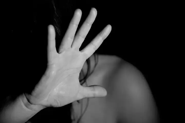 Bebado homem vai até a casa da ex com desculpa de tentar reatar relacionamento e esfaquea mulher