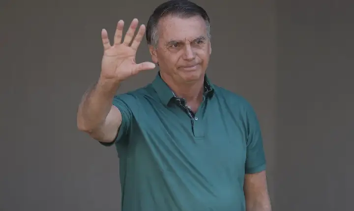   Bolsonaro deixa hospital em Brasília e segue para prisão domiciliar