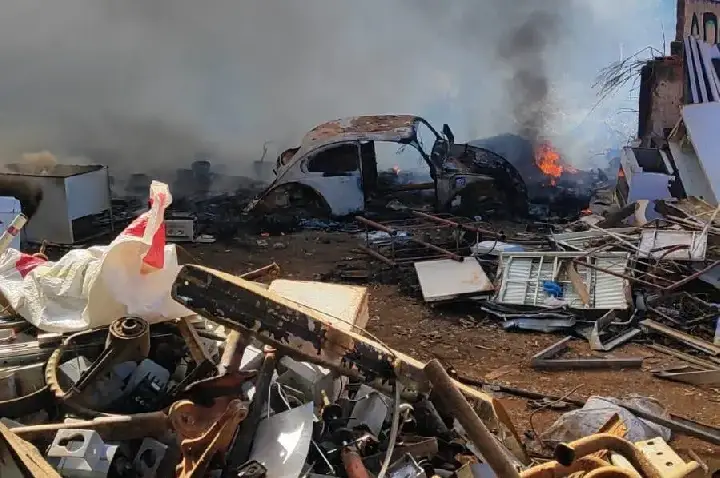 Bombeiros combatem incêndio de grandes proporções em fábrica de reciclagem em Luziânia