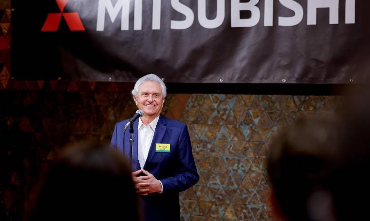 Caiado participa de assinatura de contrato que autoriza exportação de veículos Mitsubishi fabricados em Goiás