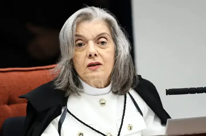 Carmen Lúcia vota para condenar Eduardo Bolsonaro por difamação