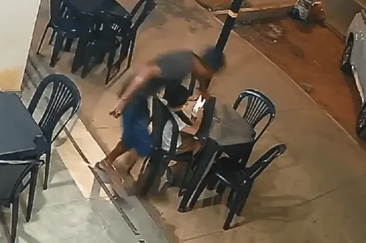 Criança que assistia desenho na hamburgueria do pai tem celeular leva por ladrão