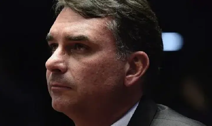 Envolto no caso Master, Flávio Bolsonaro critica PT após operação da PF contra líder do governo