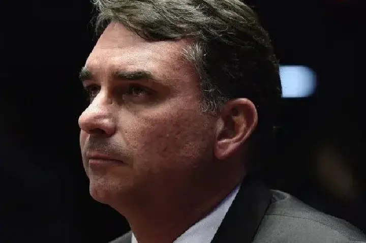 Envolto no caso Master, Flávio Bolsonaro critica PT após operação da PF contra líder do governo