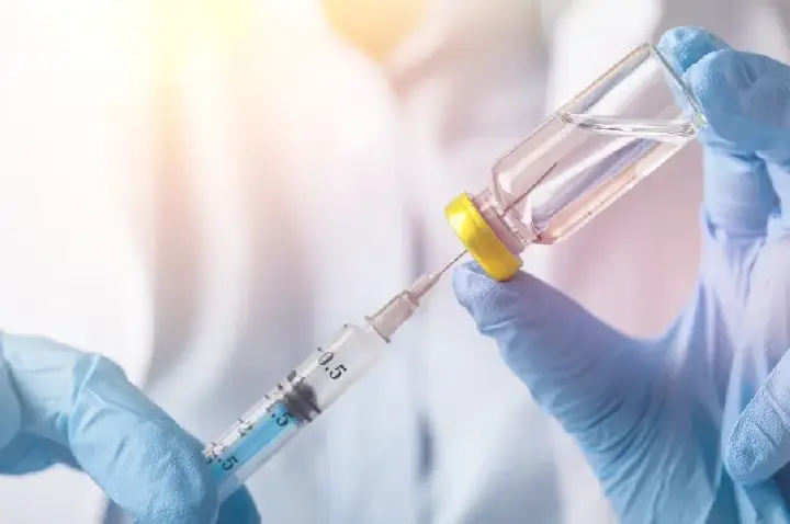 Farmacêutica que aplicou vacina vencida em criança de seis meses é presa em Aparecida de Goiânia