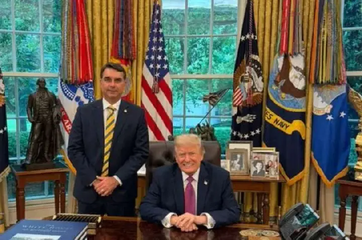 Flávio Bolsonaro posta foto com Donald Trump na Casa Branca