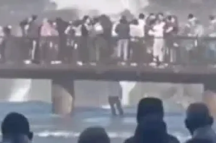 Homem pula na água perto das Cataratas do Iguaçu (PR) para resgatar celular