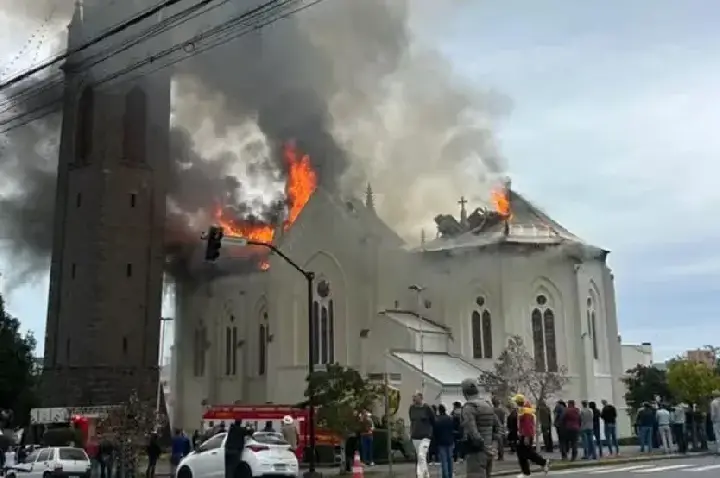Igreja centenária é atingida por incêndio em Flores da Cunha, no Rio Grande do Sul