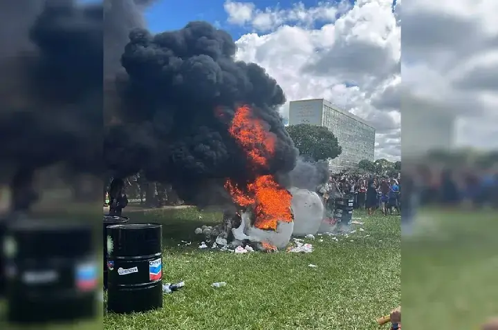 Indígenas incendeiam caveiras diante do Congresso Nacional em ato.