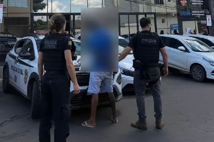 “Matar todo mundo”: homem ameaça ex e é preso com dinamite no sofá. Veja vídeo
