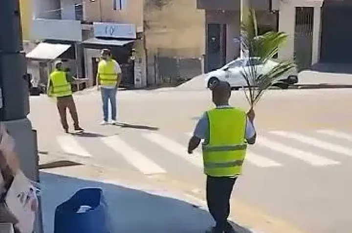 Procissão católica do Domingo de Ramos cruza com grupo evangélico e vídeo viraliza; assista