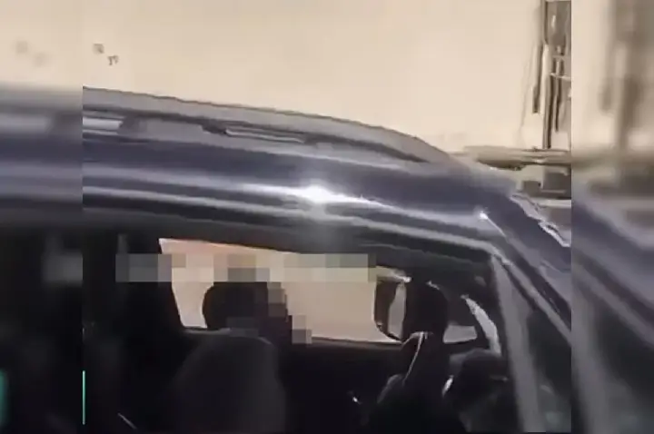 Suruba acaba com homem preso e portão de motel amassado ao sair sem pagar