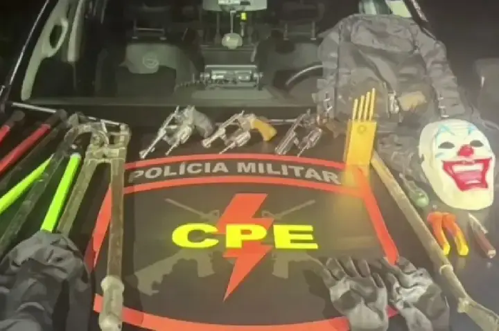 Trio que morreu em confronto cm CPE utilizava máscara de palhaço para praticar torturas em Vítimas