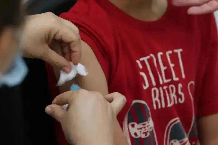 Vacinação nas escolas segue até dia 30 e meta é imunizar 27 milhões