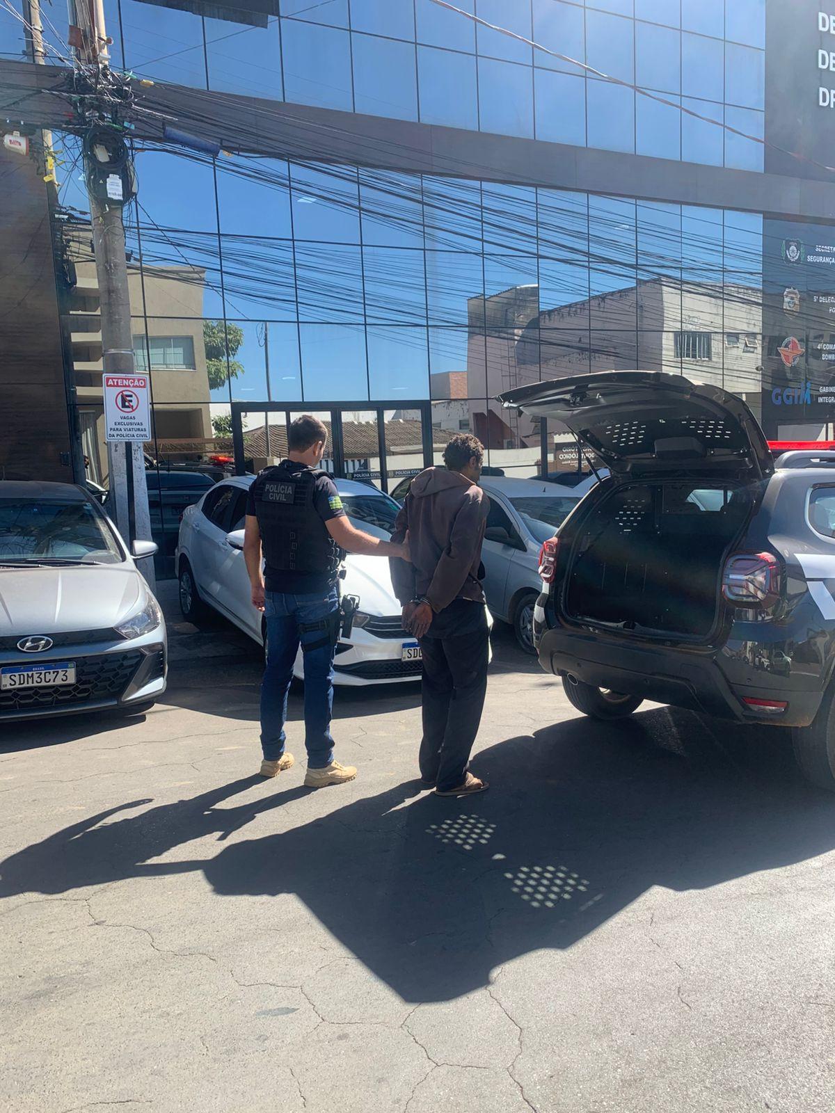 Acusado de descumprir medida protetiva e enforcar a própria mãe é preso em Luziânia