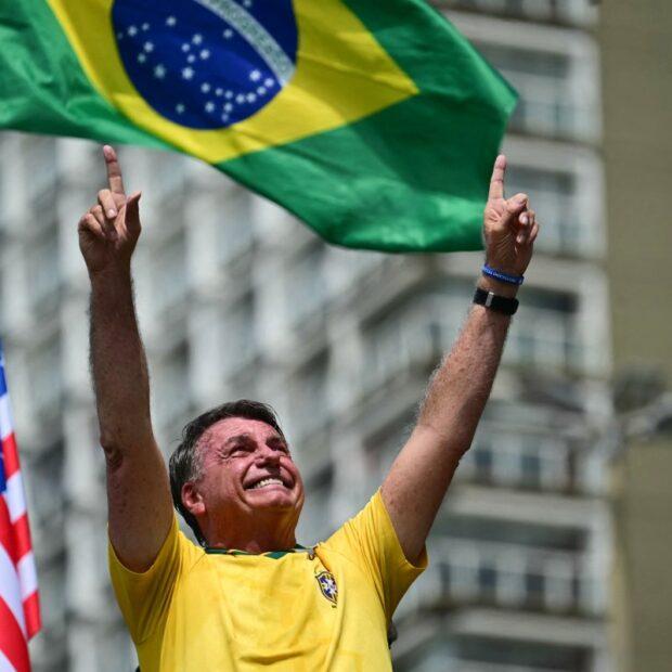 Bolsonaristas se reúnem na Paulista em ato promovido pelo ex-presidente para pressionar STF