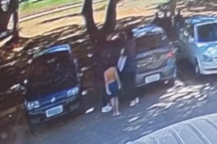 Ladrão assalta mulher e filho