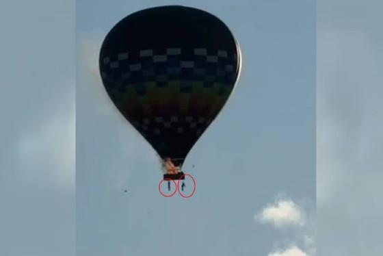 Vídeo mostra passageiros pulando de balão em chamas