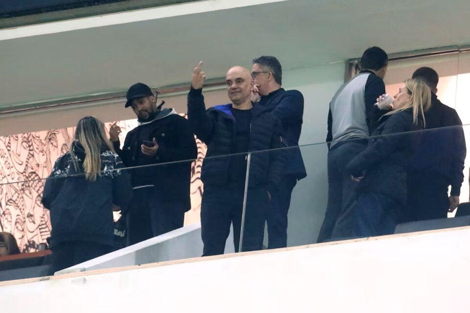 Alexandre de Moraes faz gesto obsceno a bolsonaristas durante clássico em SP; veja foto