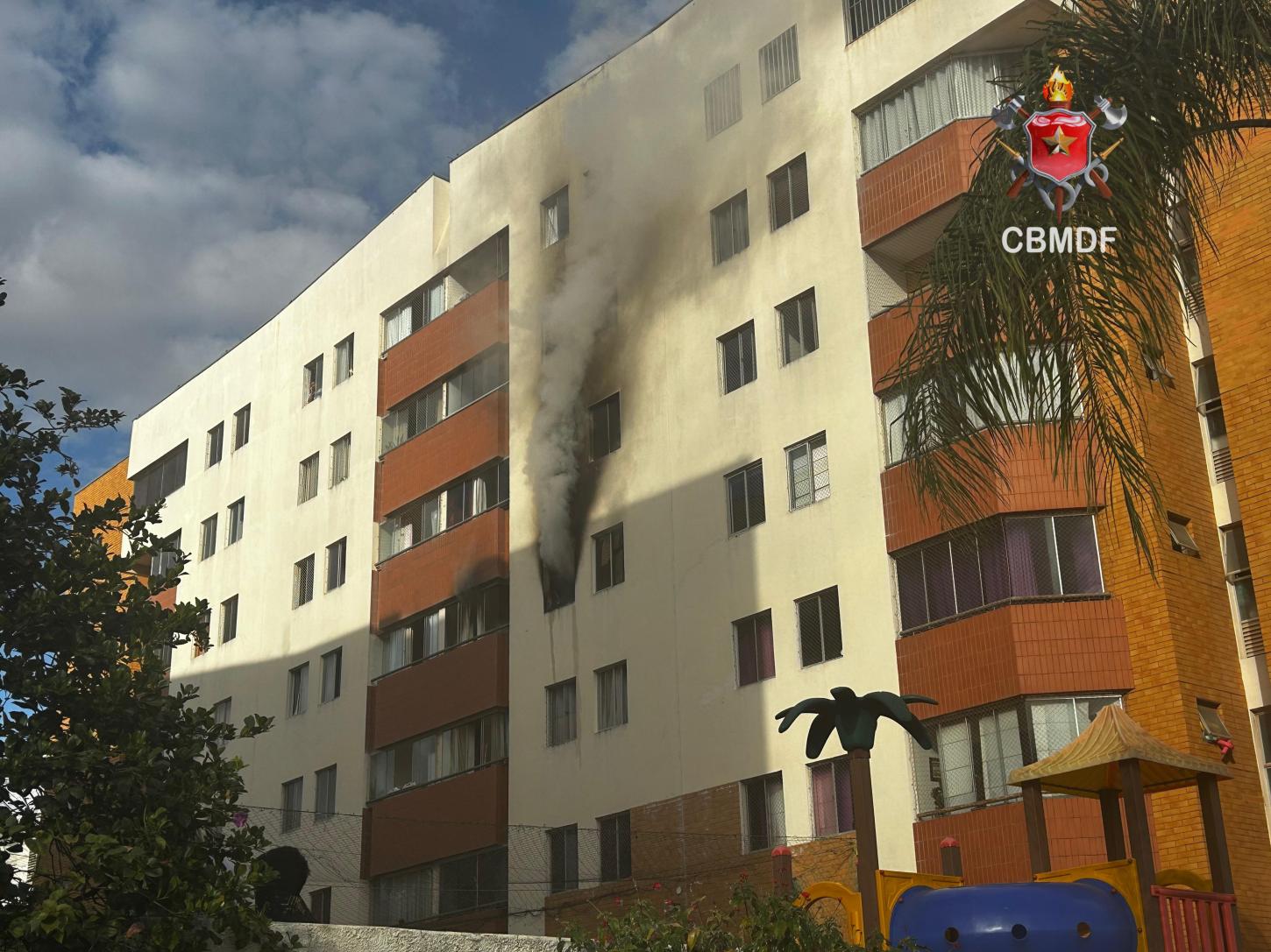 Apartamento pega fogo no Guará II