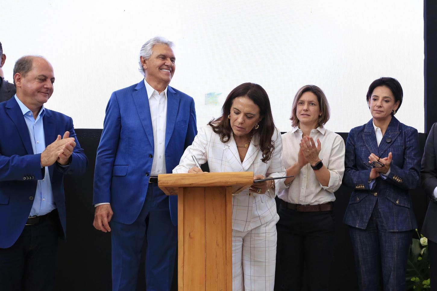 Caiado e Gracinha entregam nova Casa da Pessoa Idosa da Vila Mutirão