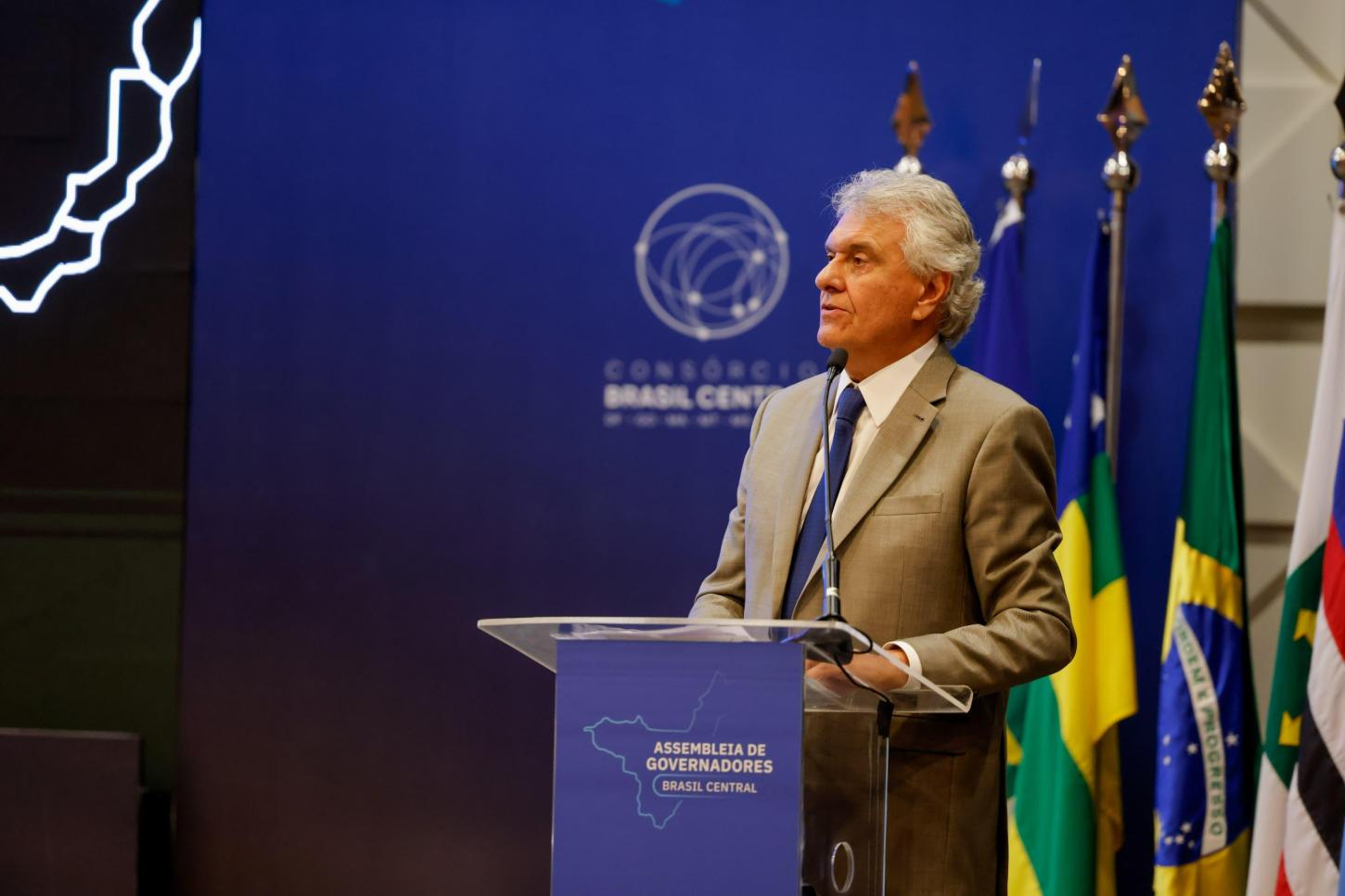 Caiado viaja ao Japão em busca de amônia verde e expansão da Mitsubishi em Goiás