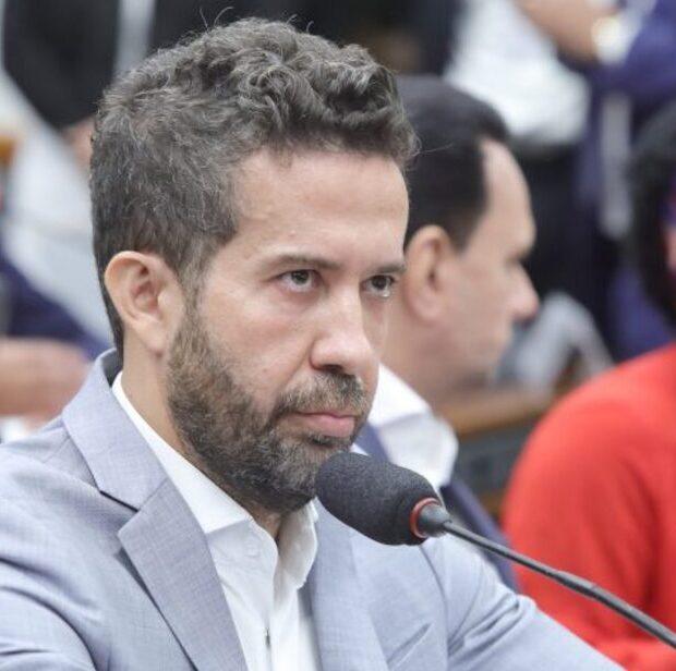 Câmara suspende mandato de Janones por entrevero e poupa aliados de Nikolas