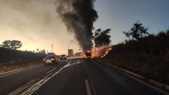Durante ultrapagem ônibus de viagem pega fogo na BR 060