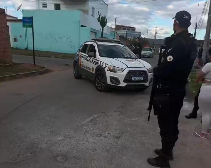 Homem armado com facão faz companheira refém em Taguatinga