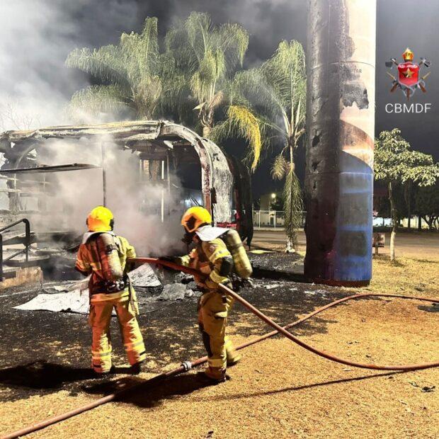 Incêndio destrói posto comunitário da PMDF em Samambaia Sul durante a madrugada