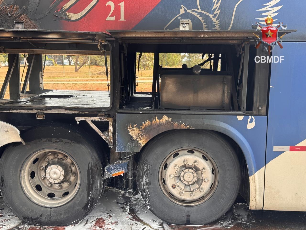 Incêndio em ônibus de turismo deixa passageiros assustados no DF