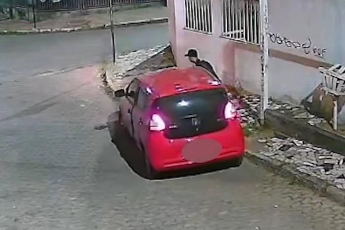 Ladrões empurram veículo durante furto no DF