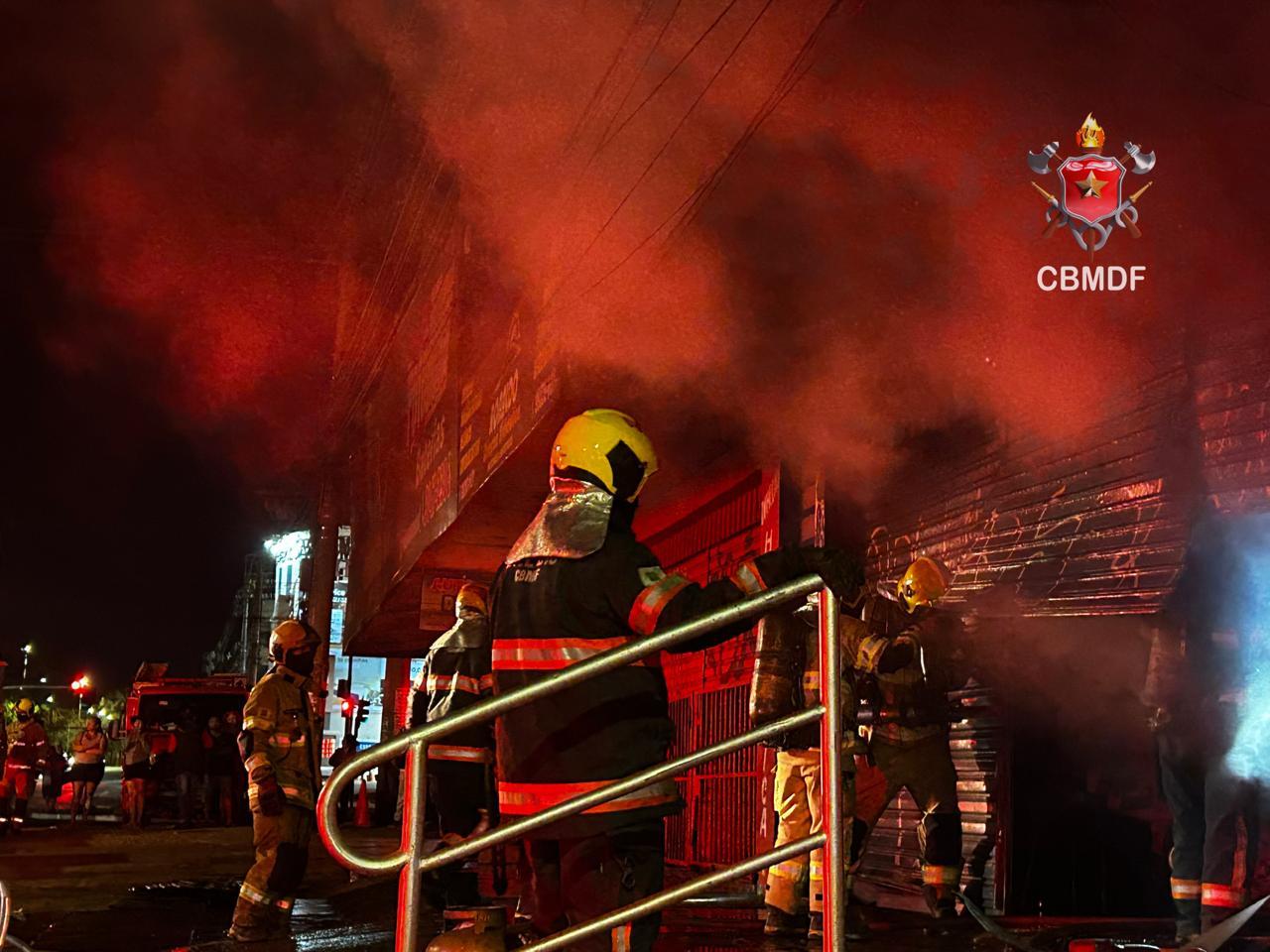 Loja de motocicletas pega fogo e assusta moradores de Taguatinga