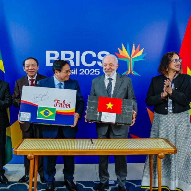 Lula dá caixa da Friboi a premiê do Vietnã, que retribui com filé de peixe