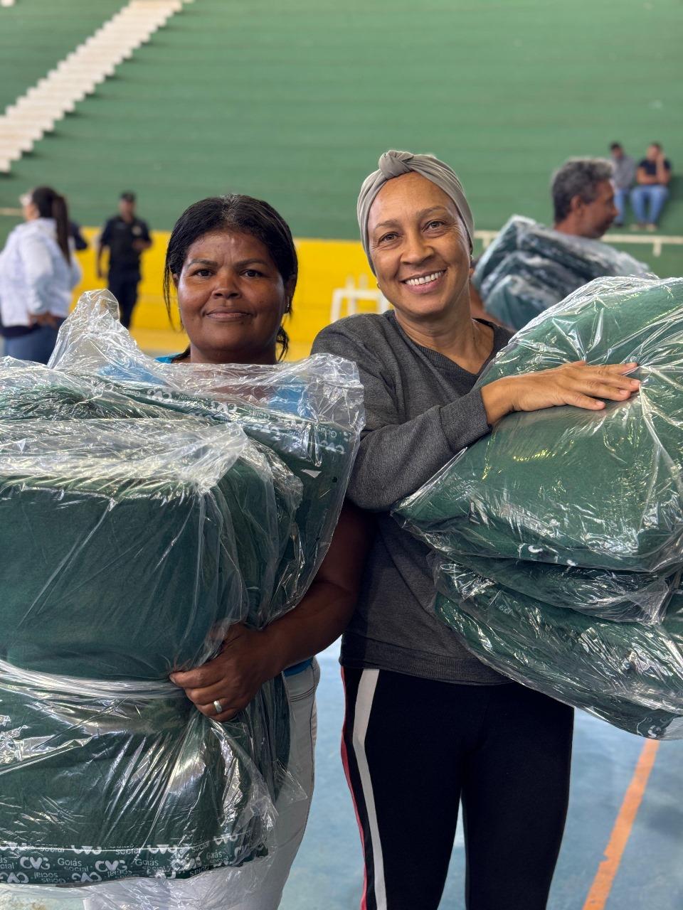 Luziânia sai na frente e realiza entrega de cobertores da OVG no distrito do Jardim Ingá e no Dalva II