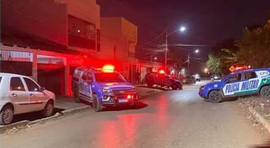 Mãe chora ao ver filho morto a tiros em rua: “Mataram o Hugo”. Vídeo