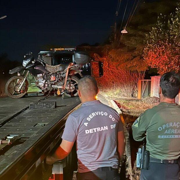Motociclista com CNH suspensa e 974 multas é flagrado pelo Detran-DF