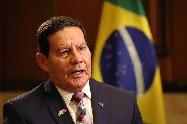 Mourão diz que Bolsonaro está “fora do jogo” e aponta Caiado e Tarcísio como alternativas para 2026