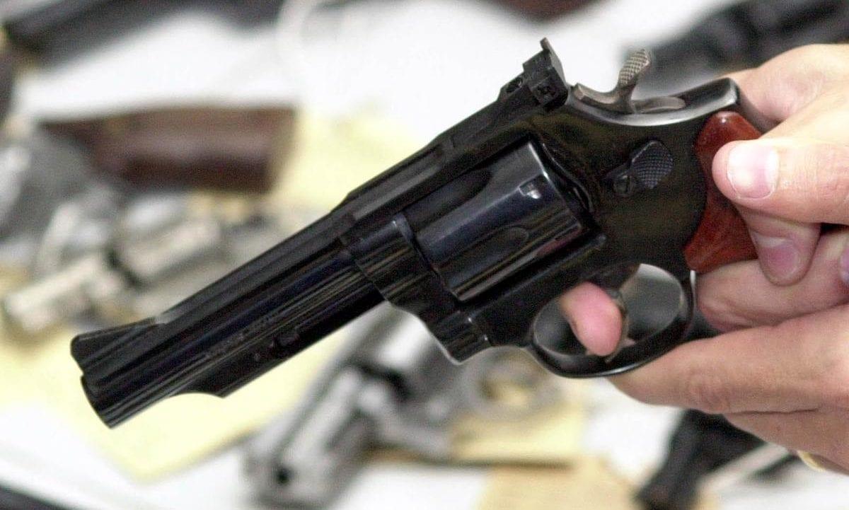 Mulher é baleada pelo companheiro durante manuseio de arma no Recanto das Emas