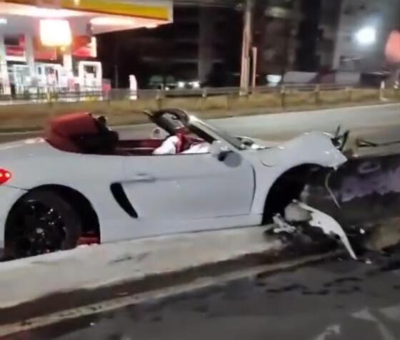 Porsche bate contra mureta do viaduto da T63 e fica destruído