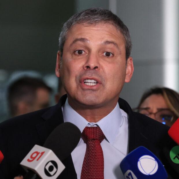 PT fala em cassar Eduardo Bolsonaro e oposição culpa STF e Lula por tarifaço de Trump