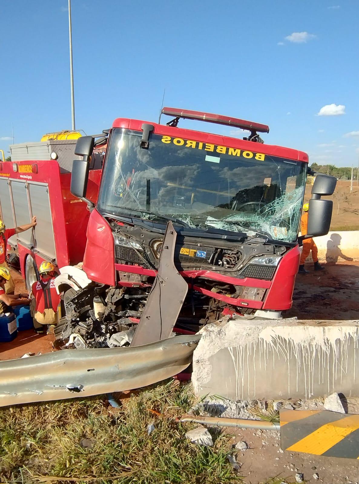Viatura dos Bombeiros colide com guard-rail durante atendimento a incêndio no Lago Norte