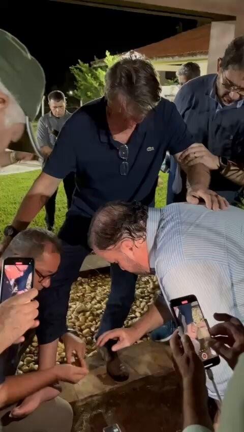 Vídeo de pastor ungindo tornozelo de Bolsonaro é resgatado no dia da tornozeleira
