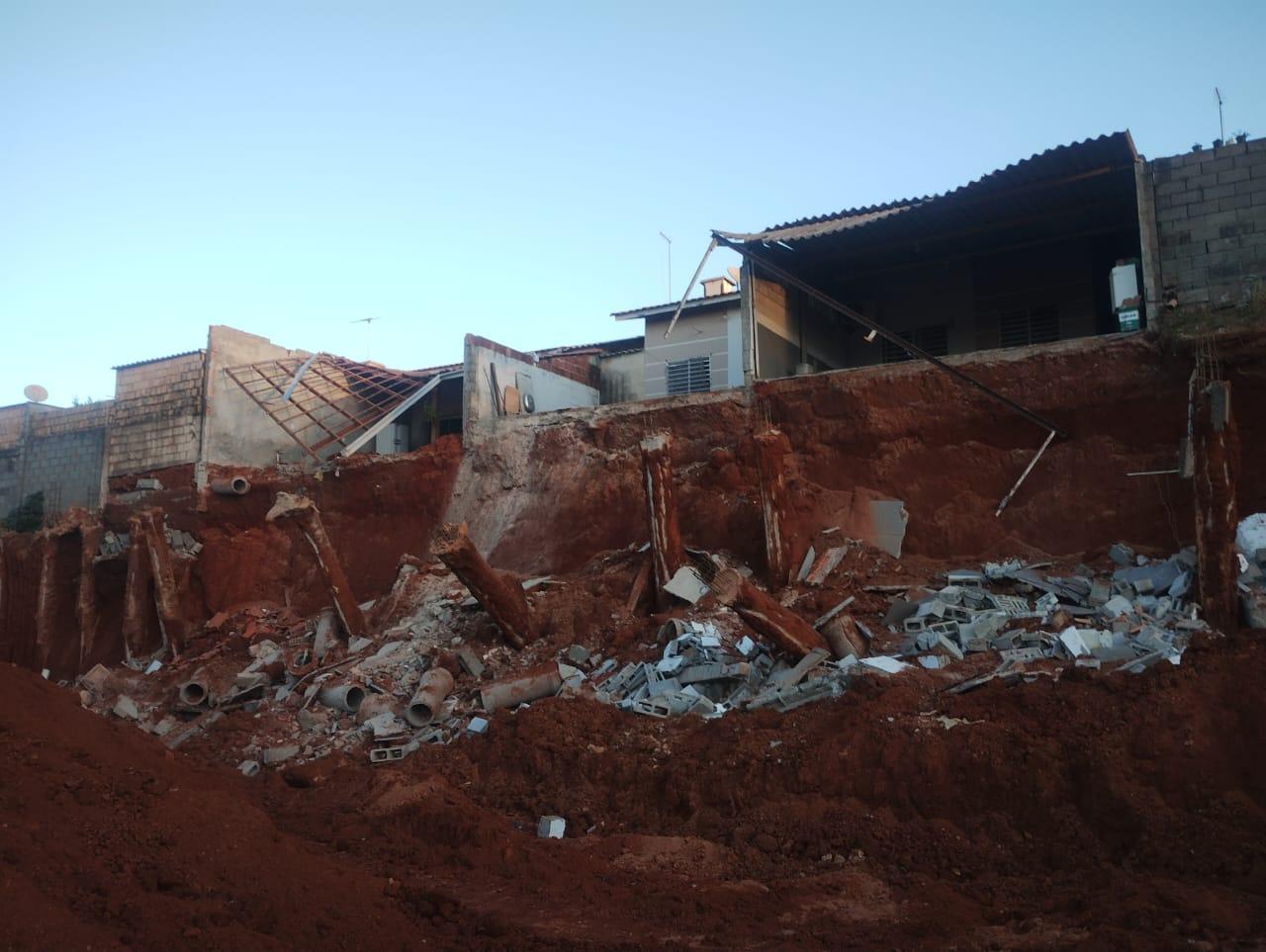 VÍDEO ; Obra da construtora BELLA MARES causa desabamento de casas em Valparaíso