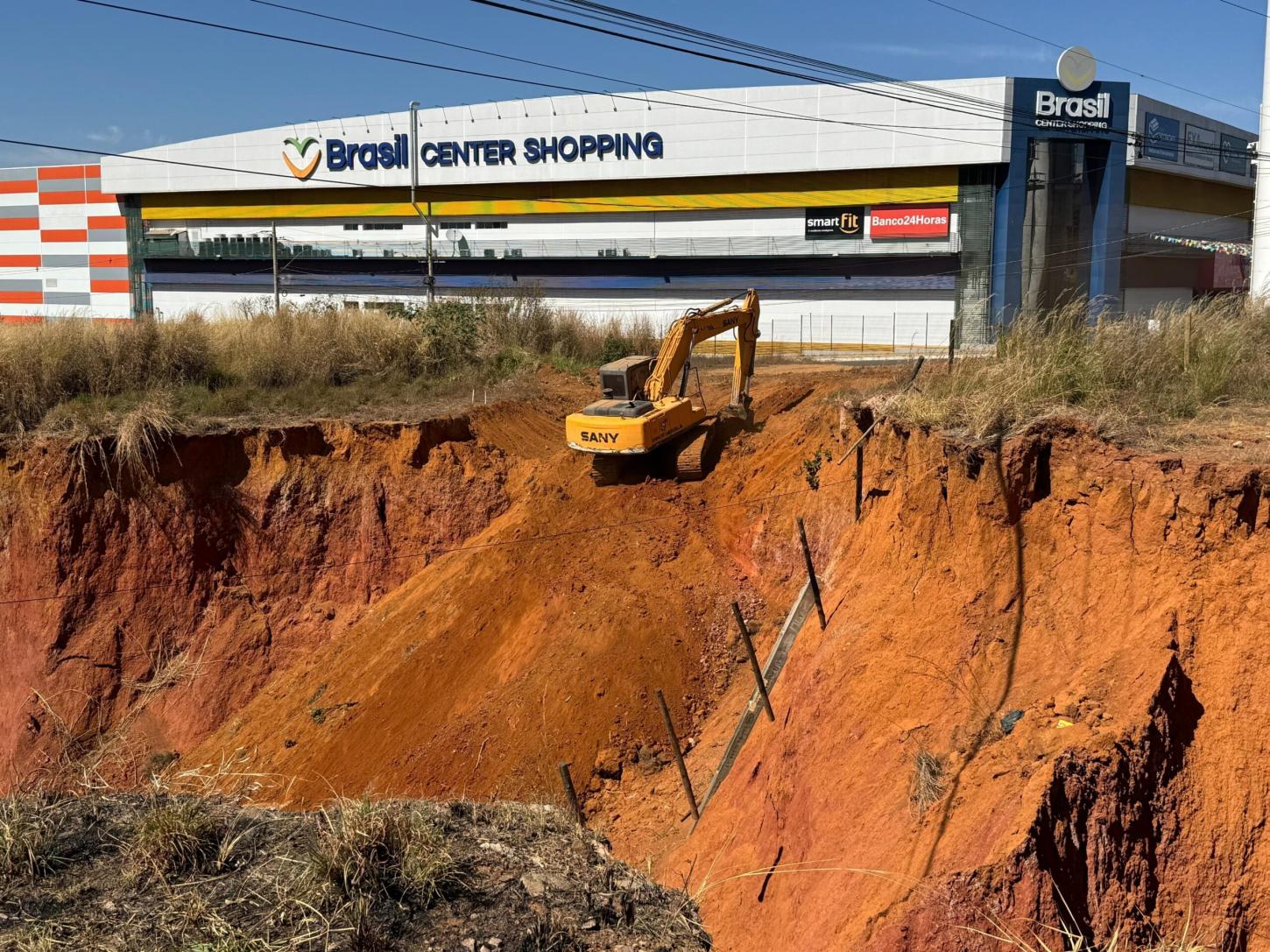 Voçoroca ; Prefeito respira aliviado ao ver máquina trabalhando no Local