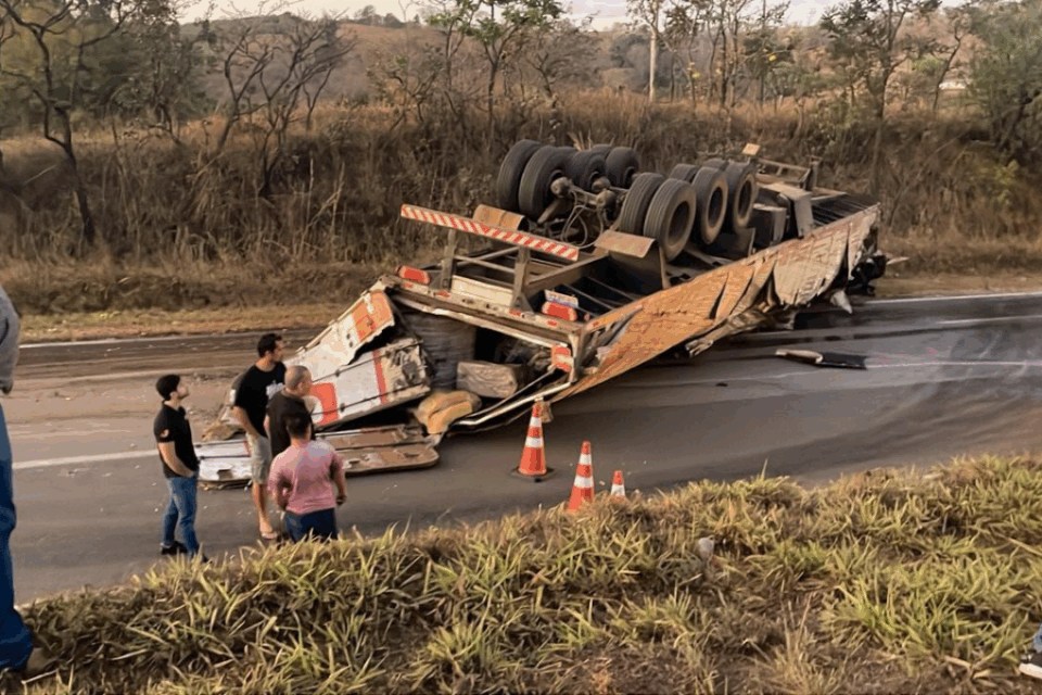 Acidente com carreta deixa 3 feridos e congestionamento quilométrico na BR-060