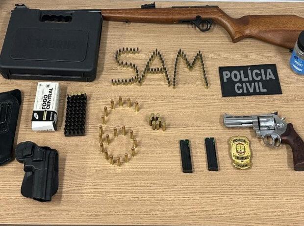 CAC é preso no DF acusado de agredir com corrente de cachorro e ameaçar filha de 12 anos com armas de fogo