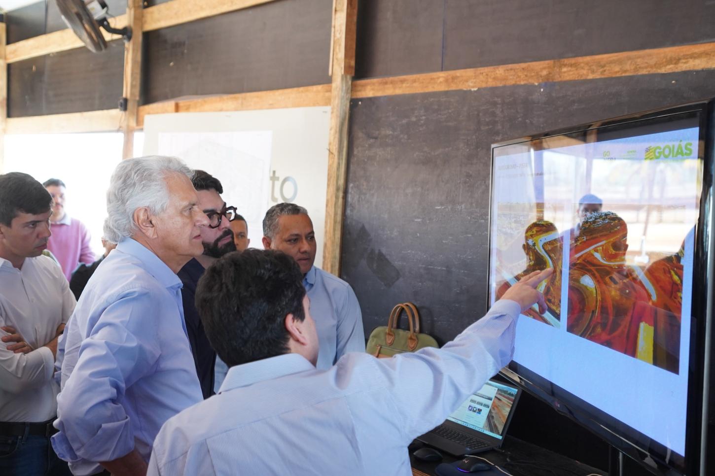 Caiado vistoria obras no Autódromo Internacional de Goiânia e Basileu França