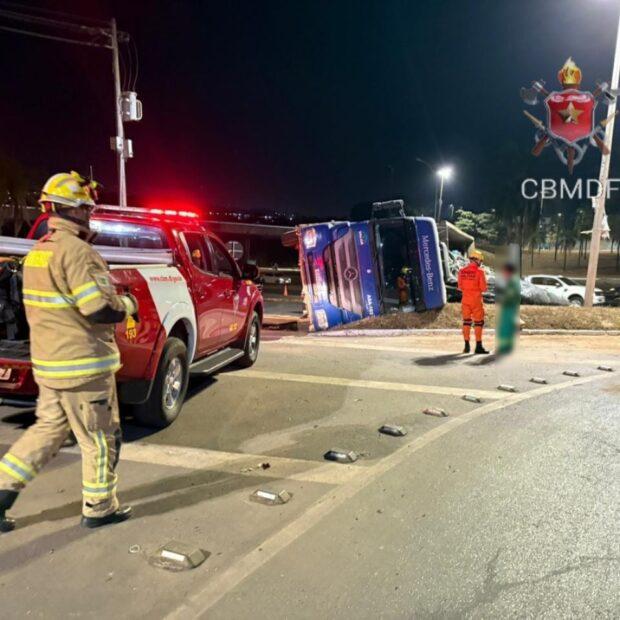 Carreta tomba na EPIA e provoca vazamento de óleo e chorume no Distrito Federal